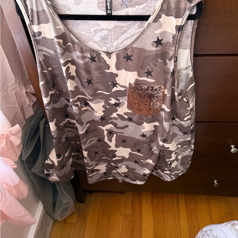 Stylish Camouflage Sleeveless Top with Stars